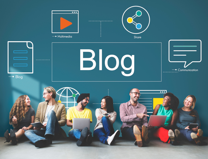 persone che comunicano con sfondo scritta blog